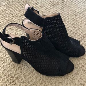 Tahari Margaret 3 Perforated Sandal